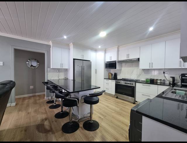 6 BEDROOM FREESTANDING FOR SALE IN DANA BAY